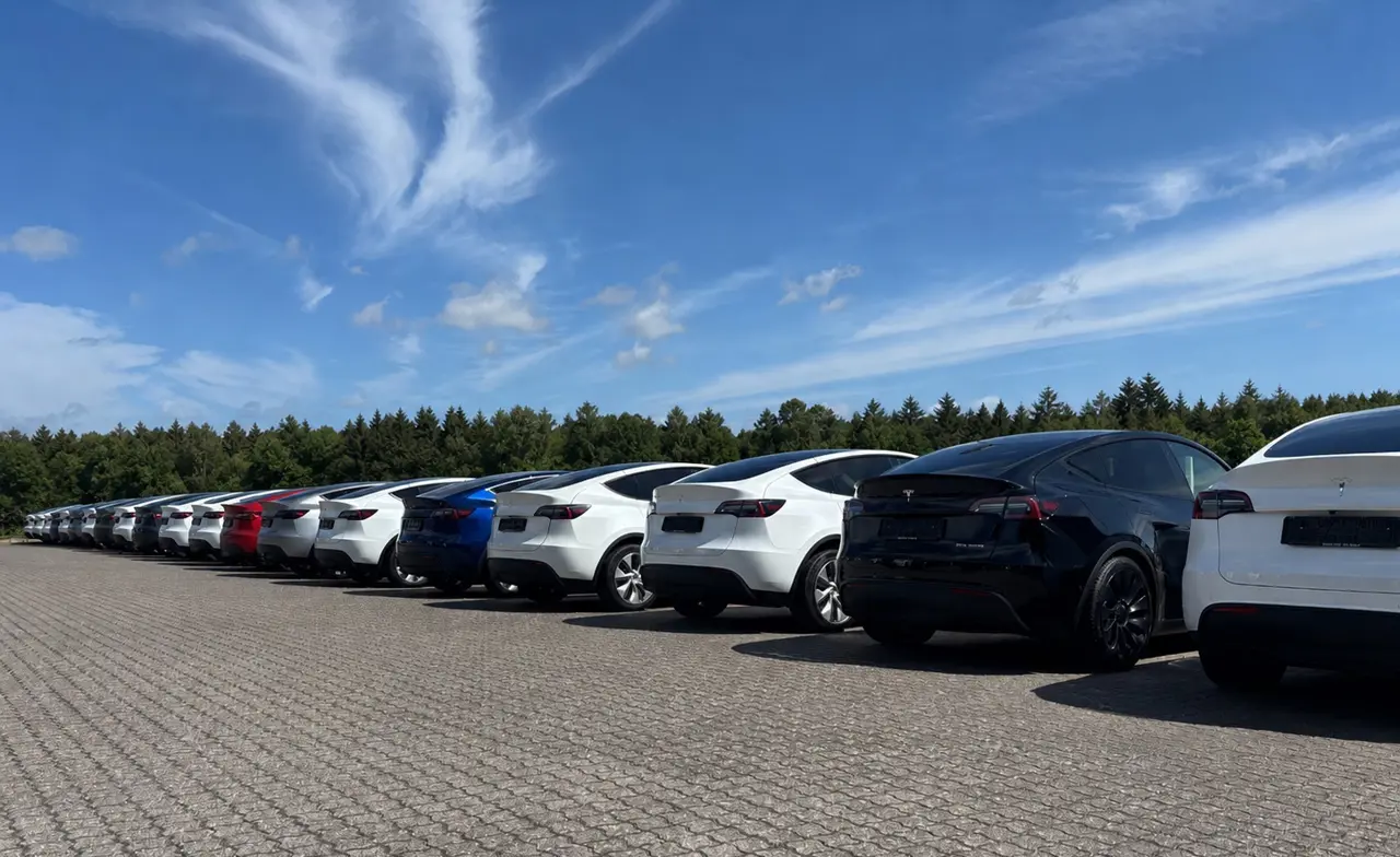 Midtjysk Bilsalg har speciale i TESLA =
